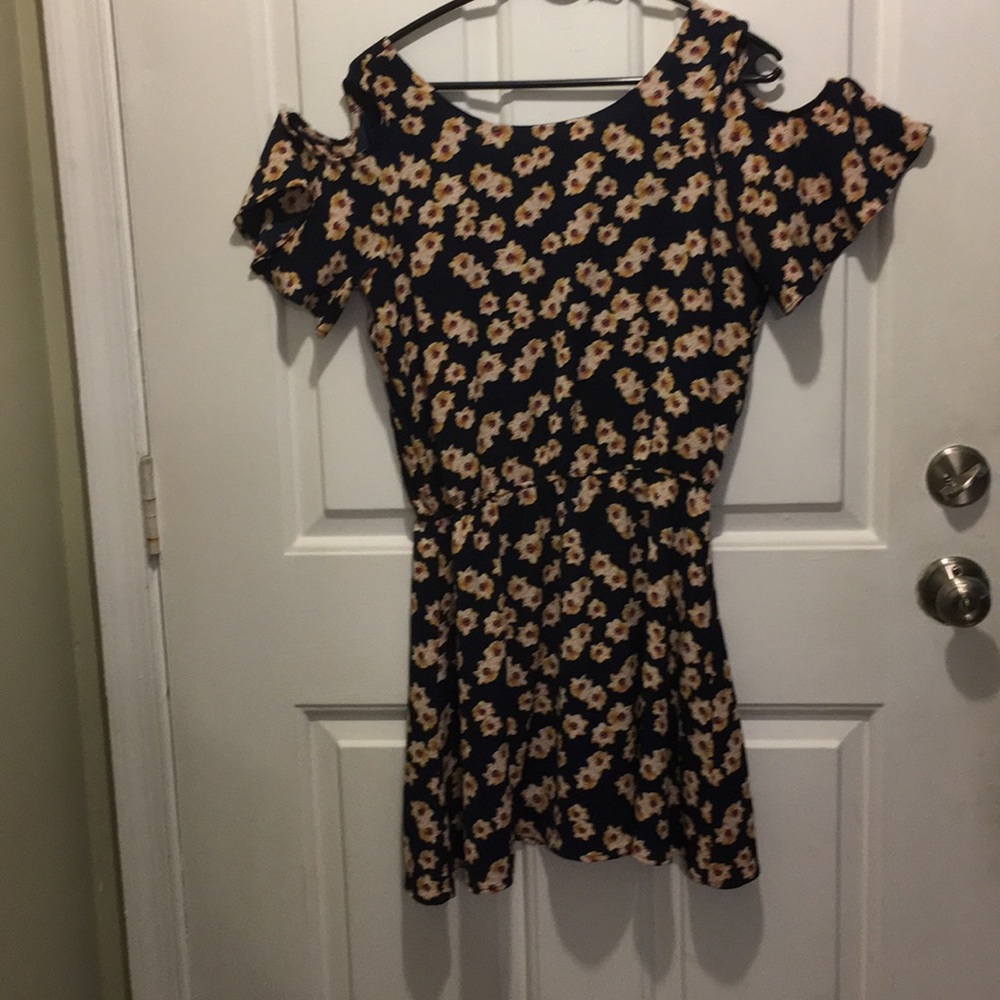 Dress     Split sleeves.